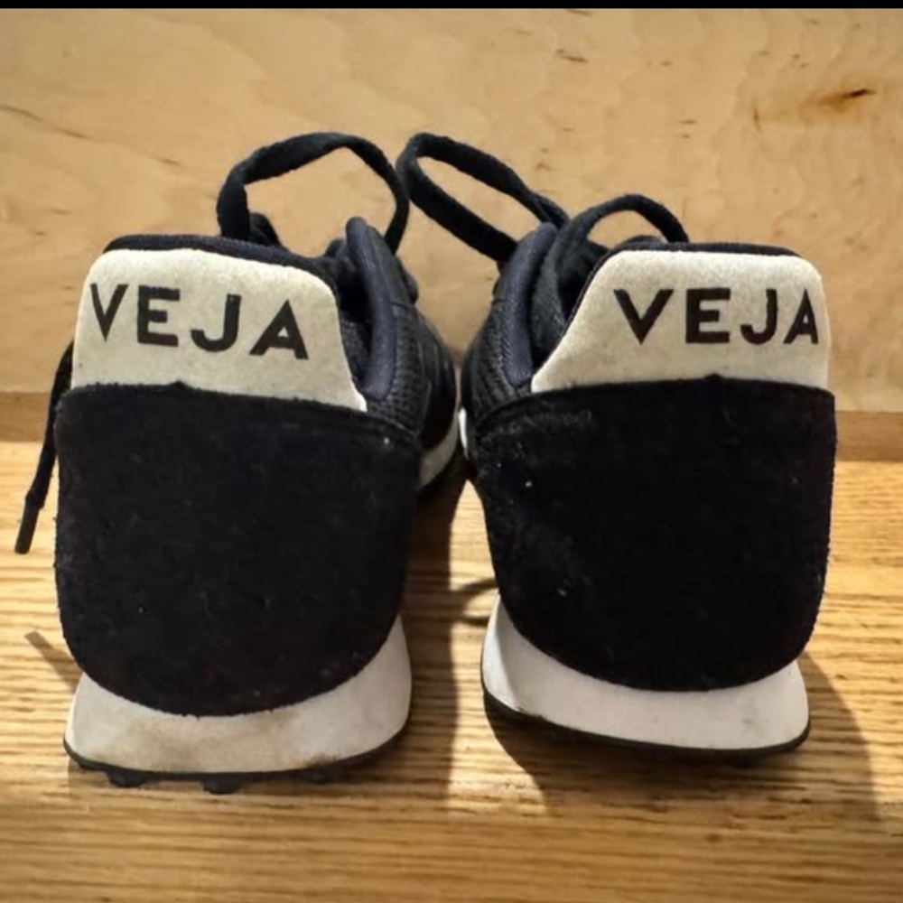 Veja black and white Sneakers - Picture 4 of 5